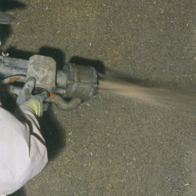 Erst beim Austritt aus der Düse treffen sich Hanf und Kalk.