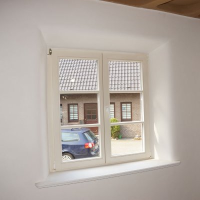 Abschließend wird ein Kalk-Lehm-Putz aufgetragen.